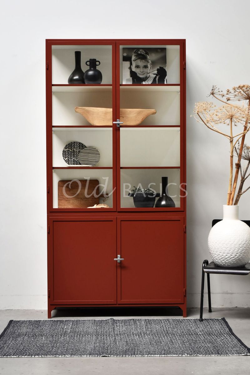 Detail van Apothekerskast Demi, 2 deuren, RAL3009, rood, materiaal staal